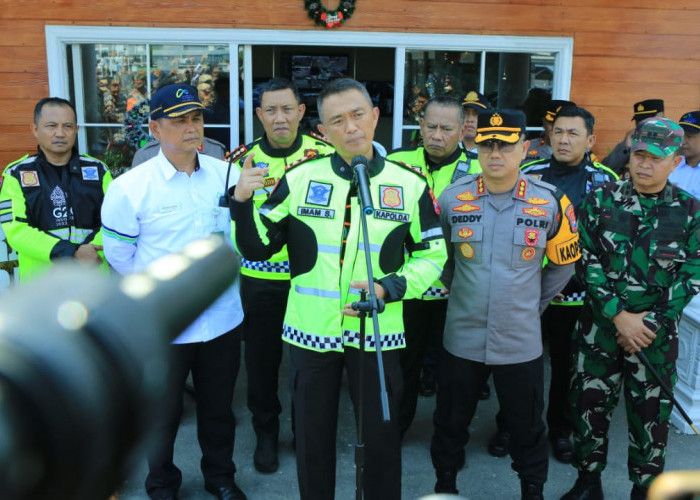 Patroli dengan Motor, Kapolda Jatim Cek Kesiapan Ops Lilin Semeru dan Jalur Pantura Surabaya-Banyuwangi