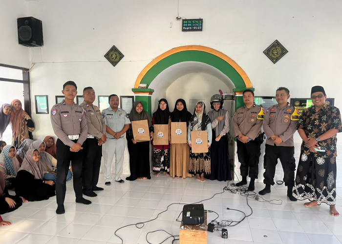 Polres Probolinggo Edukasi Keselamatan Berlalu Lintas di Ponpes Rofiatul Islam Krejengan 