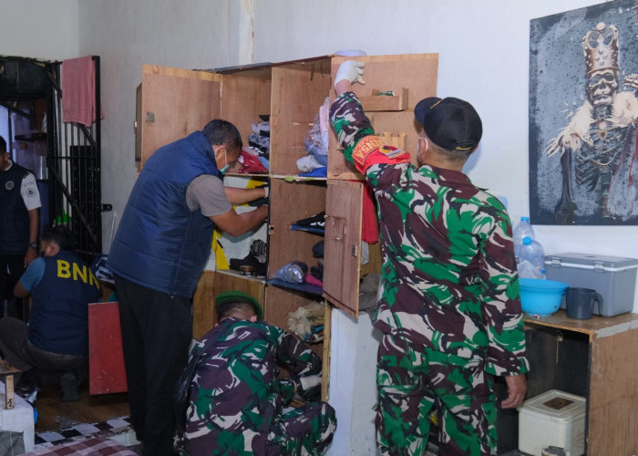 Ratusan Personel Gabungan Gelar Razia dan Tes Urine Lapas Kelas 1 Malang