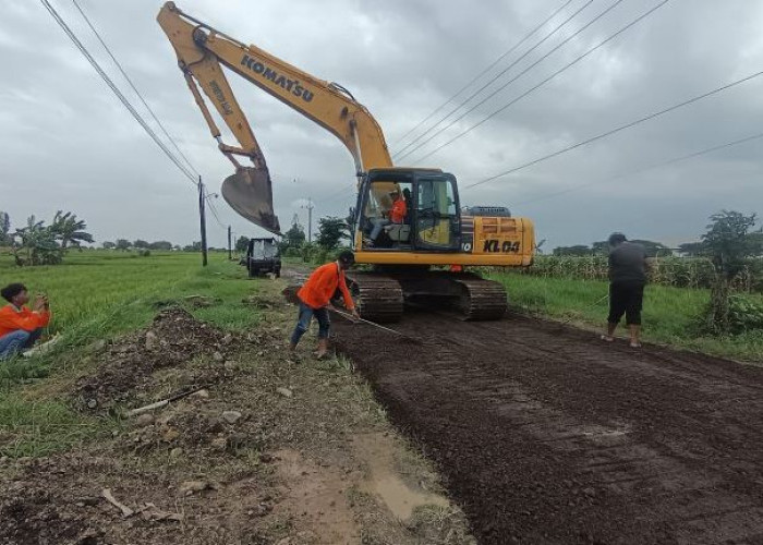 DPUTR Gresik Mulai Perbaiki Jalan Penghubung Desa Pilang Kedamean Rusak Parah