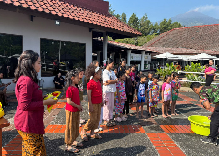 Peringati HUT Ke-81 RI, Grand Whiz Hotel Trawas Gelar Penghormatan Bendera Bersama Tamu dan Karyawan