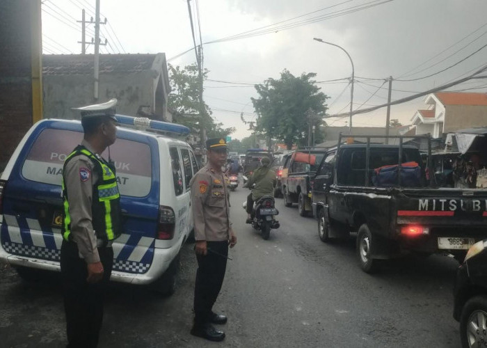 Respons Laporan 110, Polsek Lakarsantri Evakuasi Truk Mogok di Jalan Raya Menganti