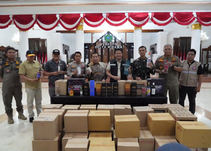 Pimpin Sidak Gabungan di Perumahan KNV, Bupati Sidoarjo Sita Ratusan Botol Miras dan Segel 3 Ruko