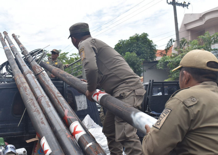 Tak Berizin, Satpol PP Surabaya Tertibkan 45 Tiang Fiber Optik