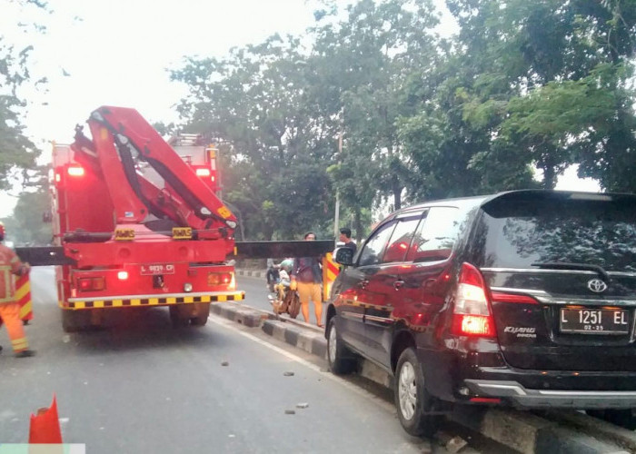 Innova Nyangkut di Separator Jalan Gunungsari, Diduga Sopir Ngantuk Berat