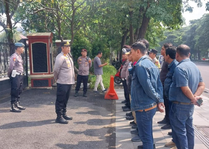 Kawal Aksi Unjuk Rasa Famkri dan Mapik, Kapolsek Gayungan Pimpin Pengamanan di Depan Mapolda Jatim