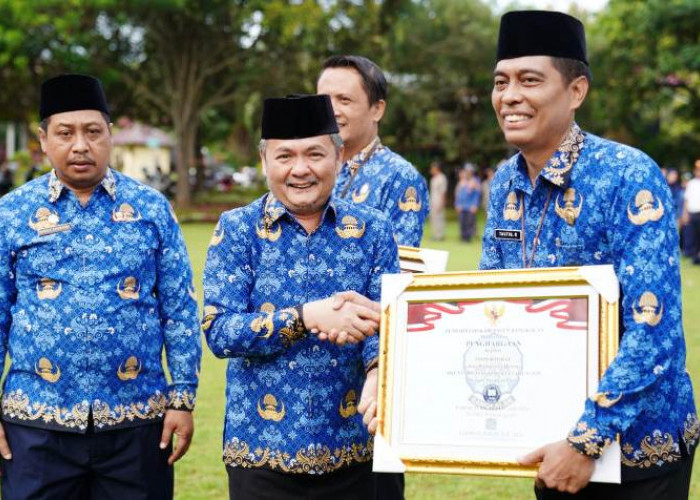 Penuhi Target PAD 100 Persen, Pemkab Bangkalan Anugerahkan Penghargaan Kepada OPD dan Kecamatan Berprestasi
