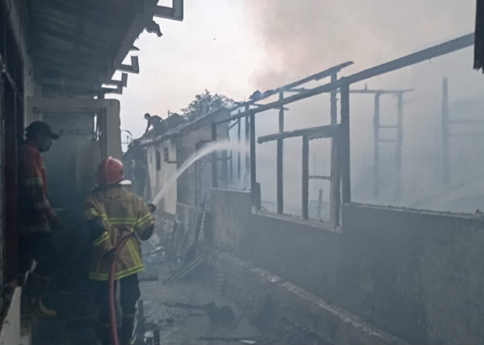 Kebakaran di Manyar Gresik: Amukan Si Jago Merah Hanguskan 3 Rumah, Toko, dan Musala