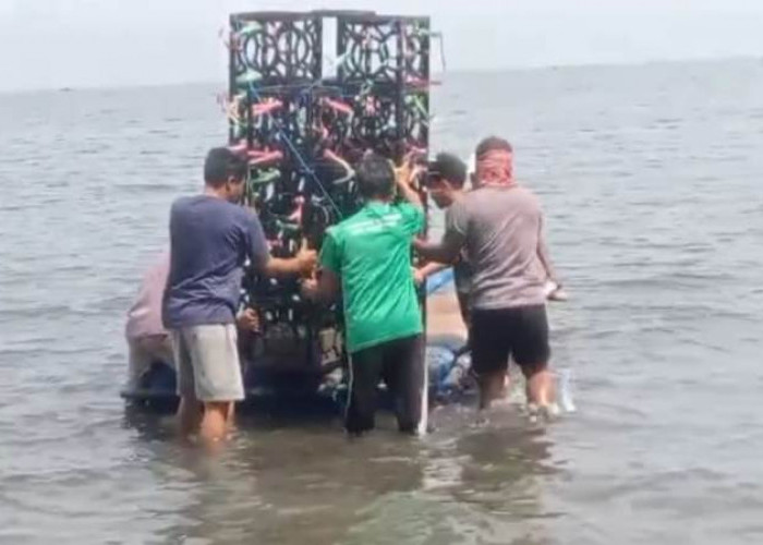 16 Rumah Ikan Ditenggelamkan di Pantai Bahari Pasir Putih Situbondo untuk Jaga Ekosistem Laut