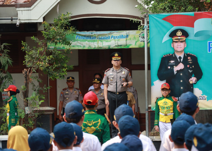 Polisi Peduli Pendidikan, Kapolres Lamongan AKBP Adhytiawarman Ingatkan Siswa SMPN 1 Jauhi Narkoba