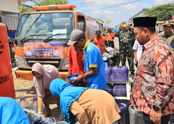 Pemkab Gresik Distribusikan Air Bersih di Balongpanggang, 450 Tangki Disiapkan untuk Seluruh Wilayah