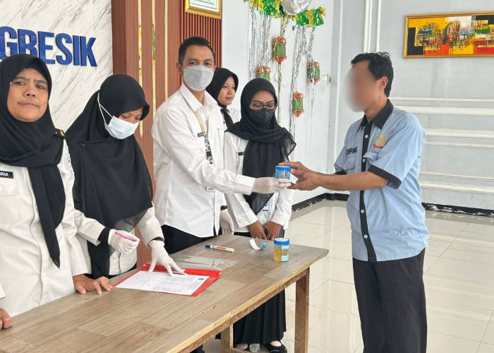 Gelar Tes Urine Sejumlah Warga Binaan, Rutan Gresik Pastikan Lingkungan Pemasyarakatan Bebas Halinar