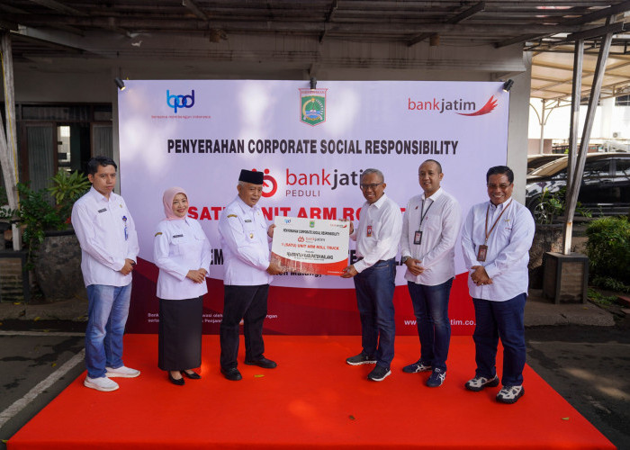 Wujudkan Kabupaten Malang Bebas Sampah, Bank Jatim Serahkan CSR Arm Roll Truck