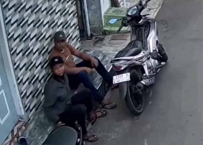 Dua Pria Bertubuh Gempal Terekam Curi Motor di Ngaglik DKA