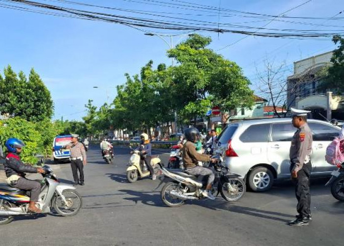 Personel Polsek Benowo Jalankan Tugas Pos Pelayanan Pagi Presisi di Pertigaan Klakahrejo