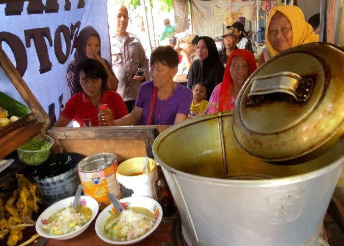 Kapolsek Simokerto Ajak Warga Nikmati Soto Ayam Gratis, Semarakkan Jumat Berkah