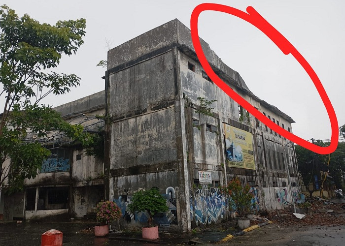 Polisi Selidiki Pengendara Motor Tewas Tertimpa Tembok Bangunan di Kebraon Surabaya