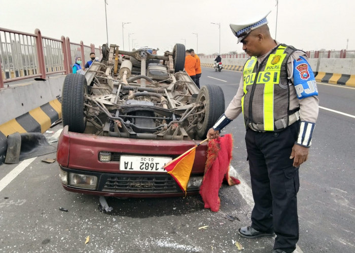 Pecah Ban, Isuzu Panther Angkut 9 Penumpang Terbalik di Suramadu