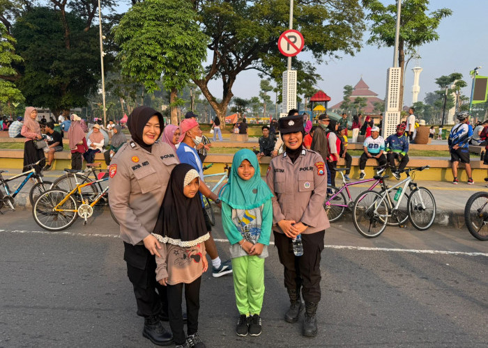 Aksi Humanis.Polwan Polresta Sidoarjo Amankan Car Free Day