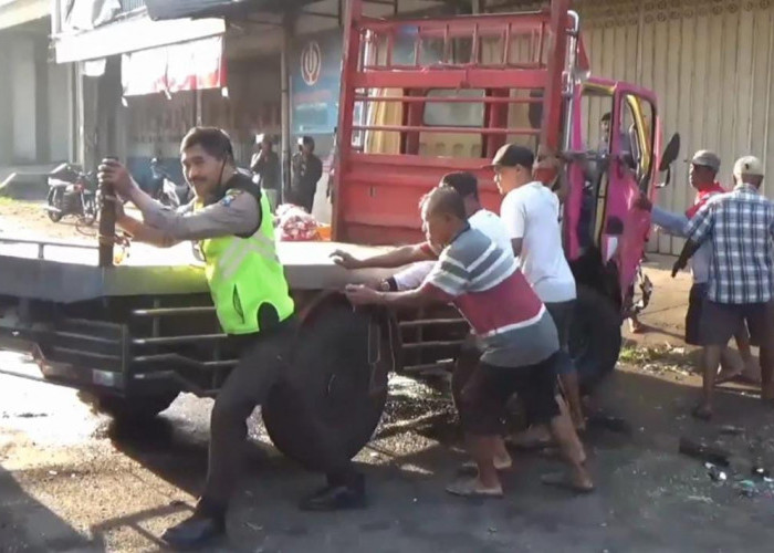 Truk Ayam Terguling Tabrak Mobil Travel di Tanggul Jember