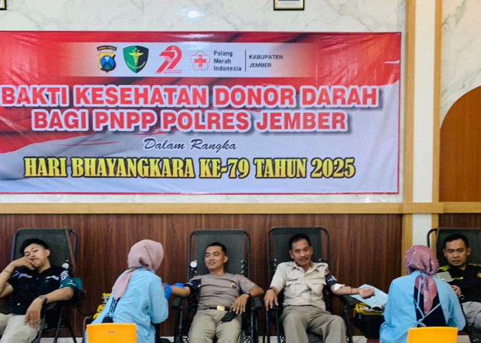 Ratusan Anggota Polres Jember Sumbangkan Darah untuk Kemanusiaan Jelang Hari Bhayangkara Ke-79