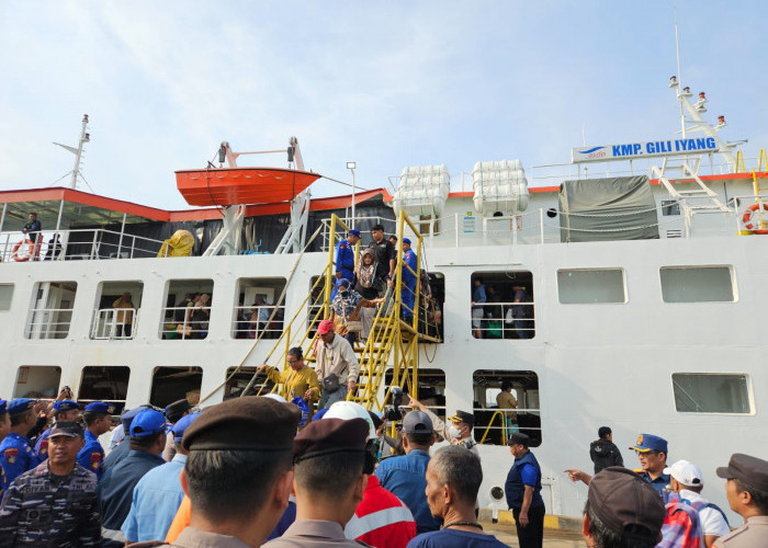 Kapal Gili Iyang Rute Gresik-Bawean Terbakar, Ratusan Penumpang Dievakuasi