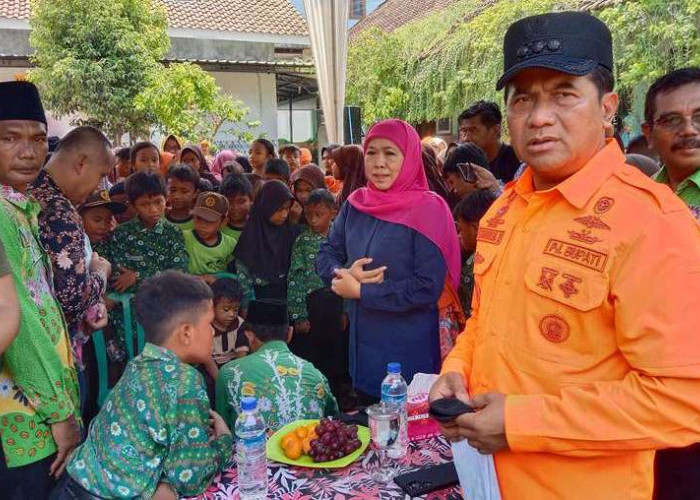 Khofifah Bantu Perlengkapan Sekolah Siswa Korban Banjir di Pasuruan 