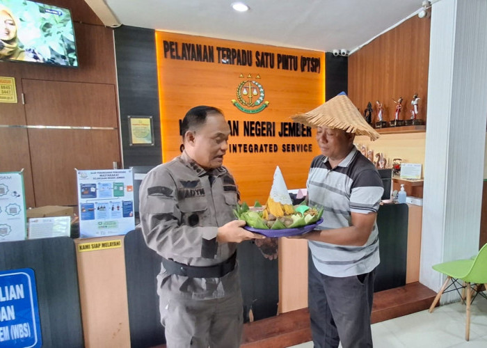 Bawa Tumpeng ke Kejari, Petani Jember Suport Penanganan Korupsi Jangan Cuma Tajam ke Bawah