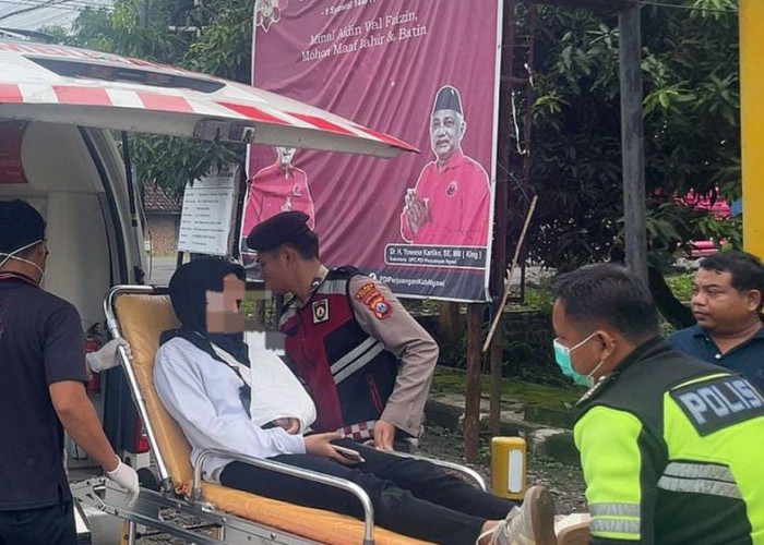 Gerak Cepat, Anggota Polres Ngawi Sigap Tangani Korban Laka Lantas 