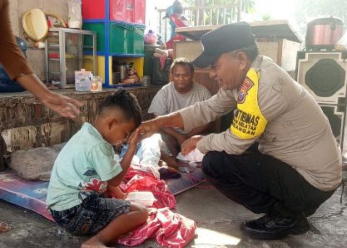 Aksi Humanis Bhabinkamtibmas Bubutan, Bagikan Makanan hingga Bantu Anak Putus Sekolah