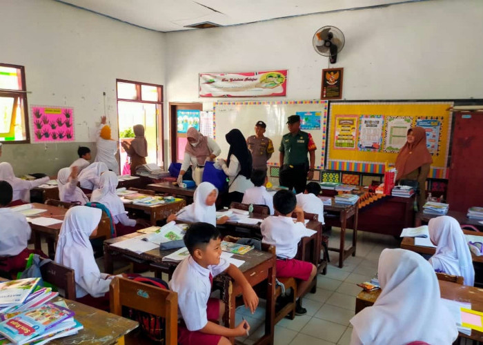 Bhabinkamtibmas dan Babinsa Sukorambi Dampingi Skrining dan Imunisasi di Sekolah Dasar