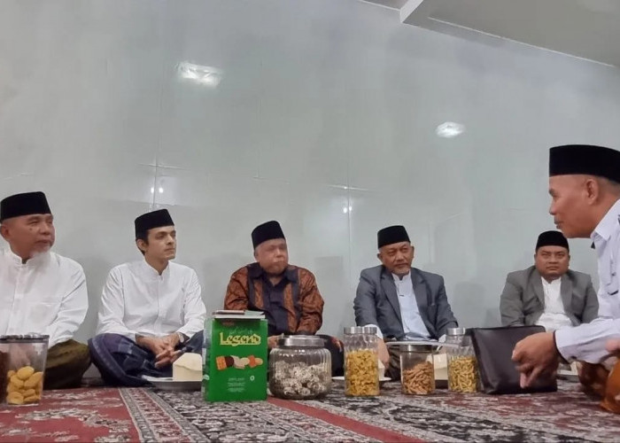 Presiden PKS dan Ketua PKS Jatim Ngaji dengan Ketua PWNU KH Marzuki Mustamar