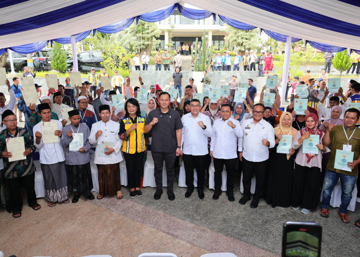 Menko AHY dan Wamen ATR/BPN Ossy Serahkan Sertipikat Tanah Warga Lebak