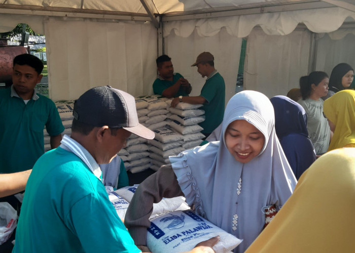 Di Tengah Harga Melambung, Warga Ngawi Rela Antre Demi Beras Murah