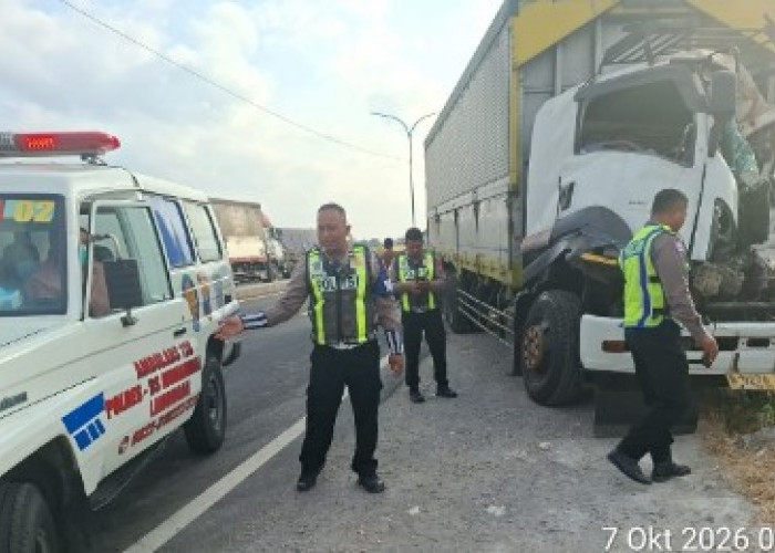 Dua Truk Tronton Terlibat Kecelakaan di JLU Lamongan, Satu Orang Luka
