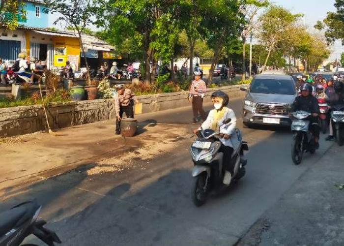Minyak Goreng Tumpah di Jalan Raya Sememi Surabaya, Polsek Benowo Bergerak Cepat Urai Kemacetan