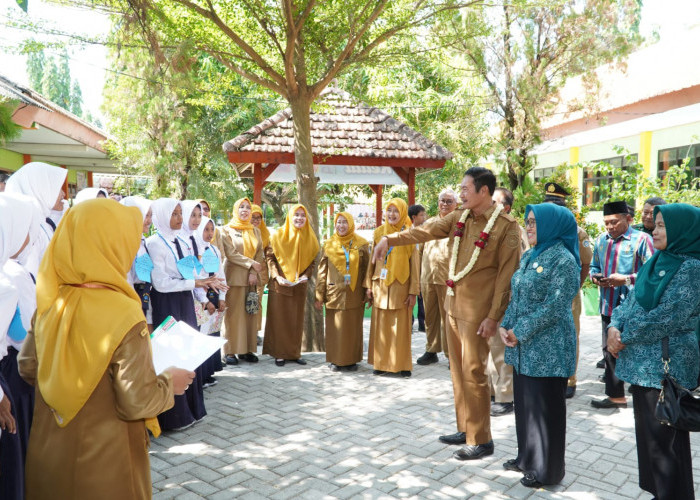 Tinjau MPLS, Bupati Lamongan: Aman, Nyaman, Bebas Bullying dan Ada GAMAS