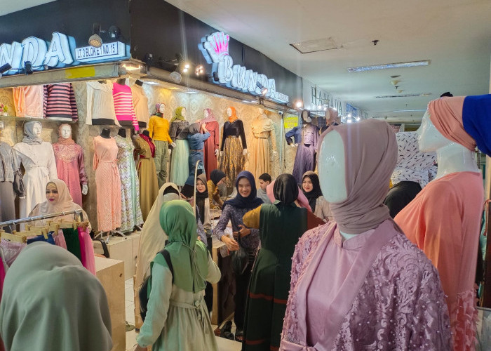 Jelang Lebaran, Pusat Perbelanjaan di Surabaya Ramai Dikunjungi Masyarakat