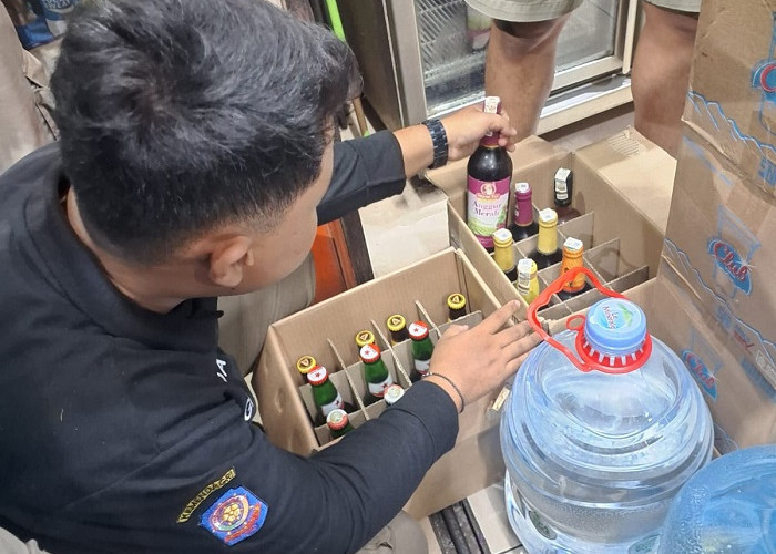 Satpol PP Surabaya Gerebek Toko Bintang Laundry di Jalan Jarak, Sita 20 Botol Miras