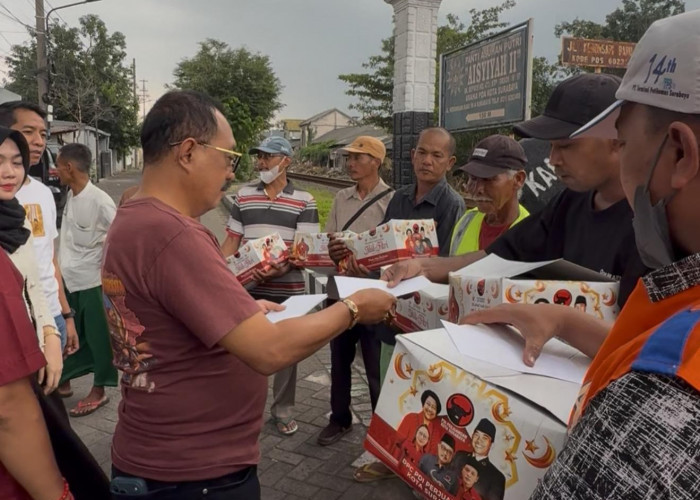 PDIP Surabaya Bagikan 'MBG' untuk Relawan Penjaga Perlintasan Kereta Api