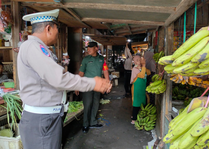 Polsek Tandes Perkuat Sinergi, Ajak Warga dan Pedagang Ciptakan Keamanan Bersama