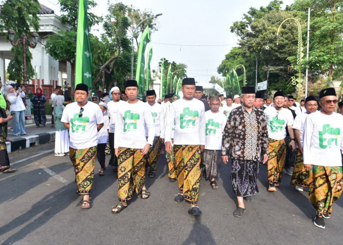 Ribuan Warga Padati Alun-Alun Lamongan, Jalan Sehat Sarungan HSN 2026 Berhadiah Umrah