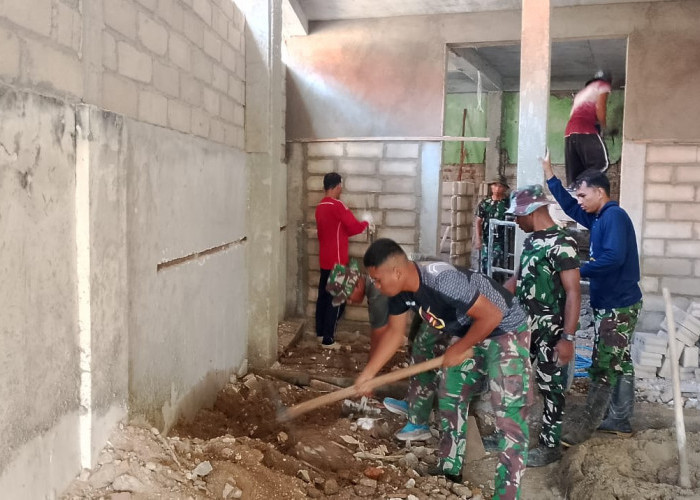 Satgas TMMD ke 121 Bersama Masyarakat Gotong-Royong Rapikan Timbunan MWK di Masjid Darussalam