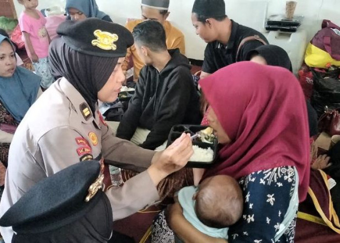 Polwan Sidoarjo Berikan Trauma Healing untuk Keluarga Korban Ponpes Al Khoziny