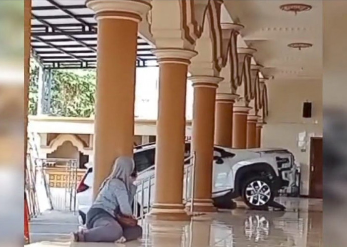 Salah Injak Pedal Gas, Mobil Xpander Masuk ke Masjid