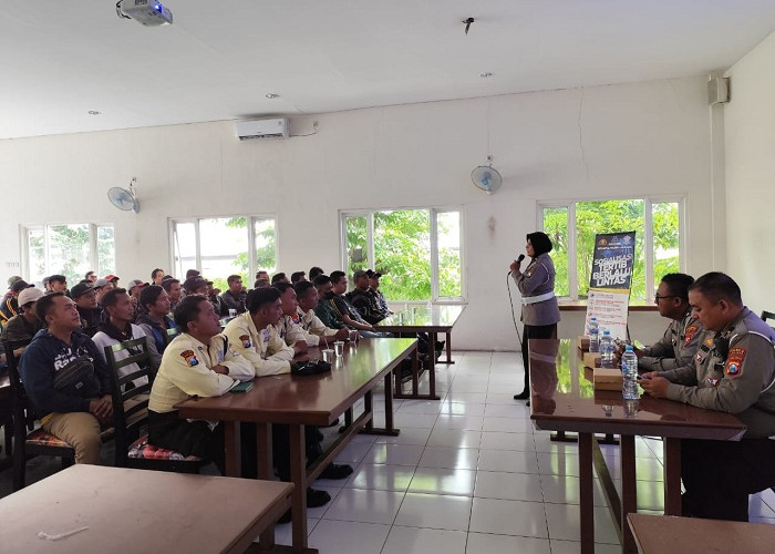 Satlantas Lumajang Sosialisasi Keselamatan Berkendara kepada Karyawan PT Mustikatama Group