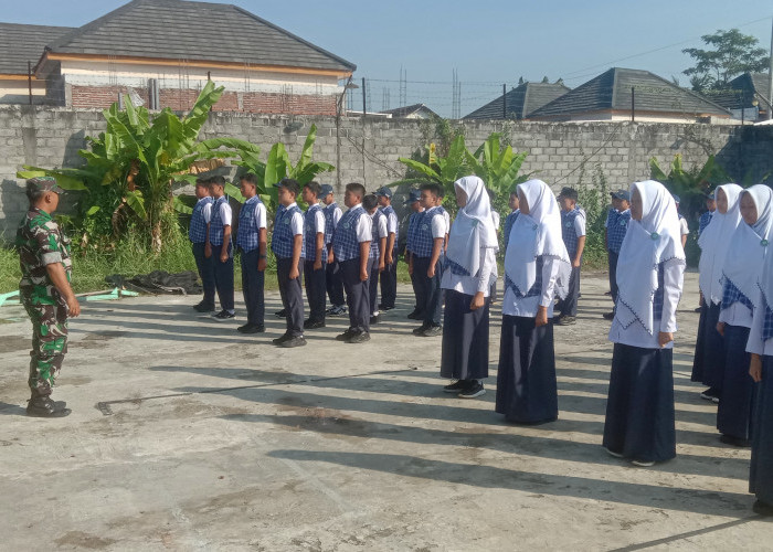 Tumbuhkan Disiplin dan Patriotisme, Babinsa Jogoyudan Latih PBB Siswa SMP Al Ikhlas