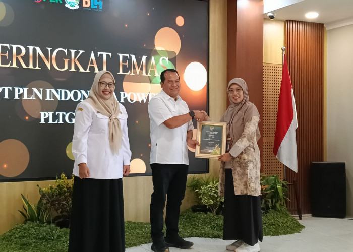 PLN Indonesia Power UBP Grati Terima Sertifikat PROPER Emas Kali Kelima