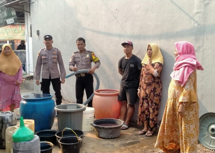 Polsek Sekaran Distribusikan Bantuan 5.000 Liter Air Bersih ke Desa Bulutengger