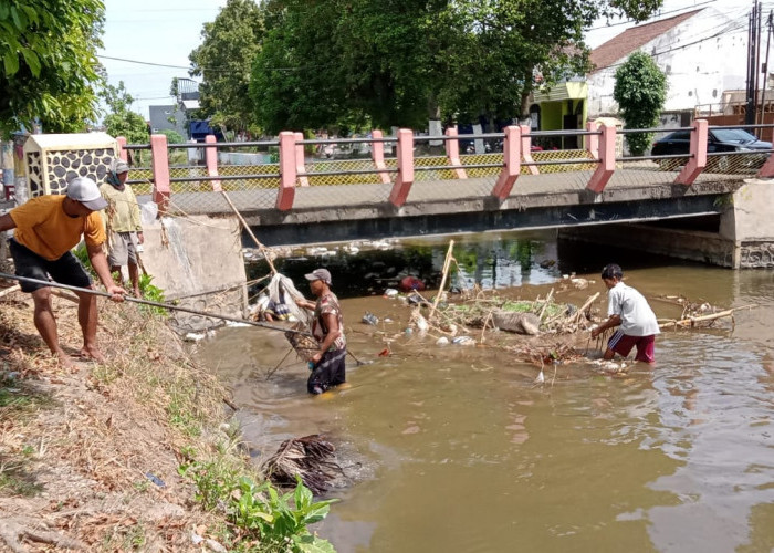 Sungai Serinjing Tertek Pare Dangkal Tak Segera Dikeruk Pemerintah, Warga Bertindak Sendiri